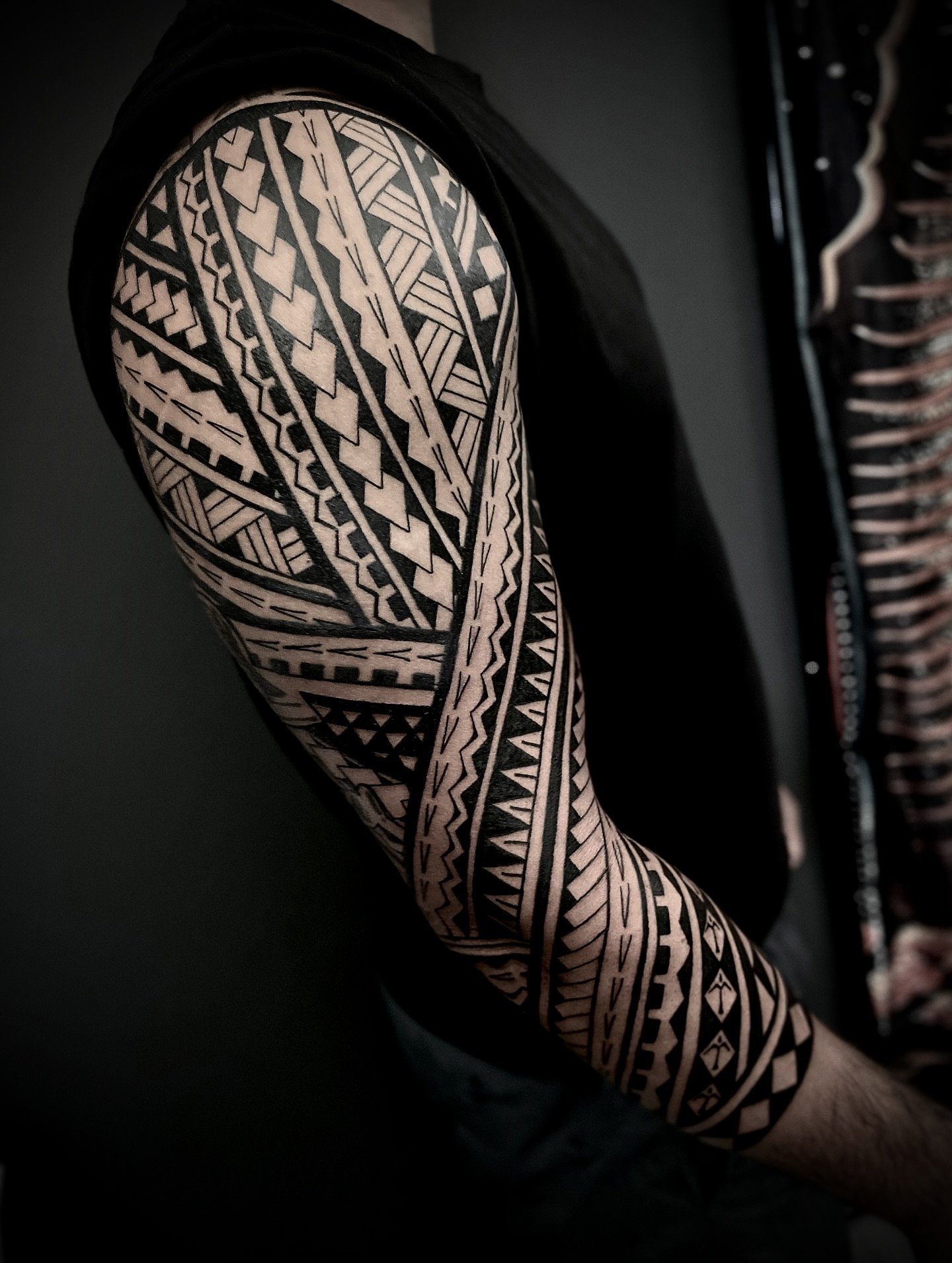 Grande composizione blackwork sul braccio realizzata da Rafa Ferrari